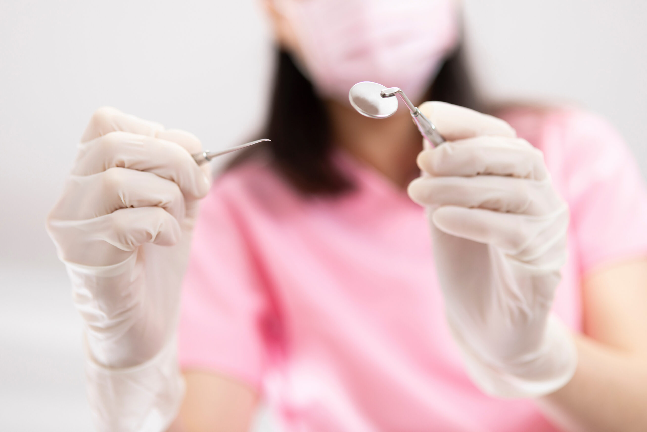 虫歯チェックをする歯科衛生士の女性