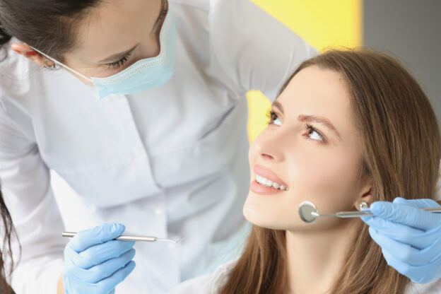 歯医者でクリーニングする女性