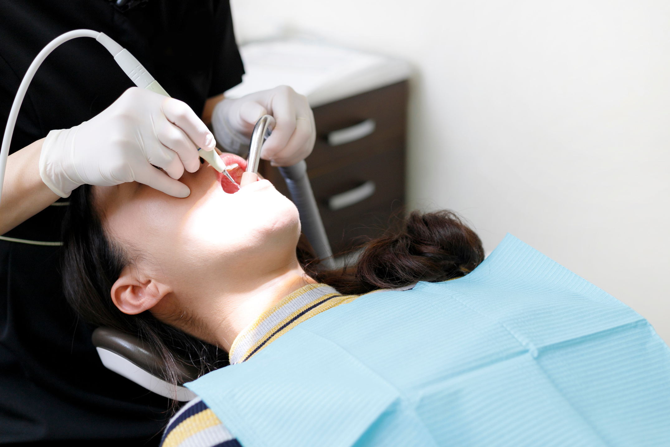 歯医者で虫歯 治療を受ける女性