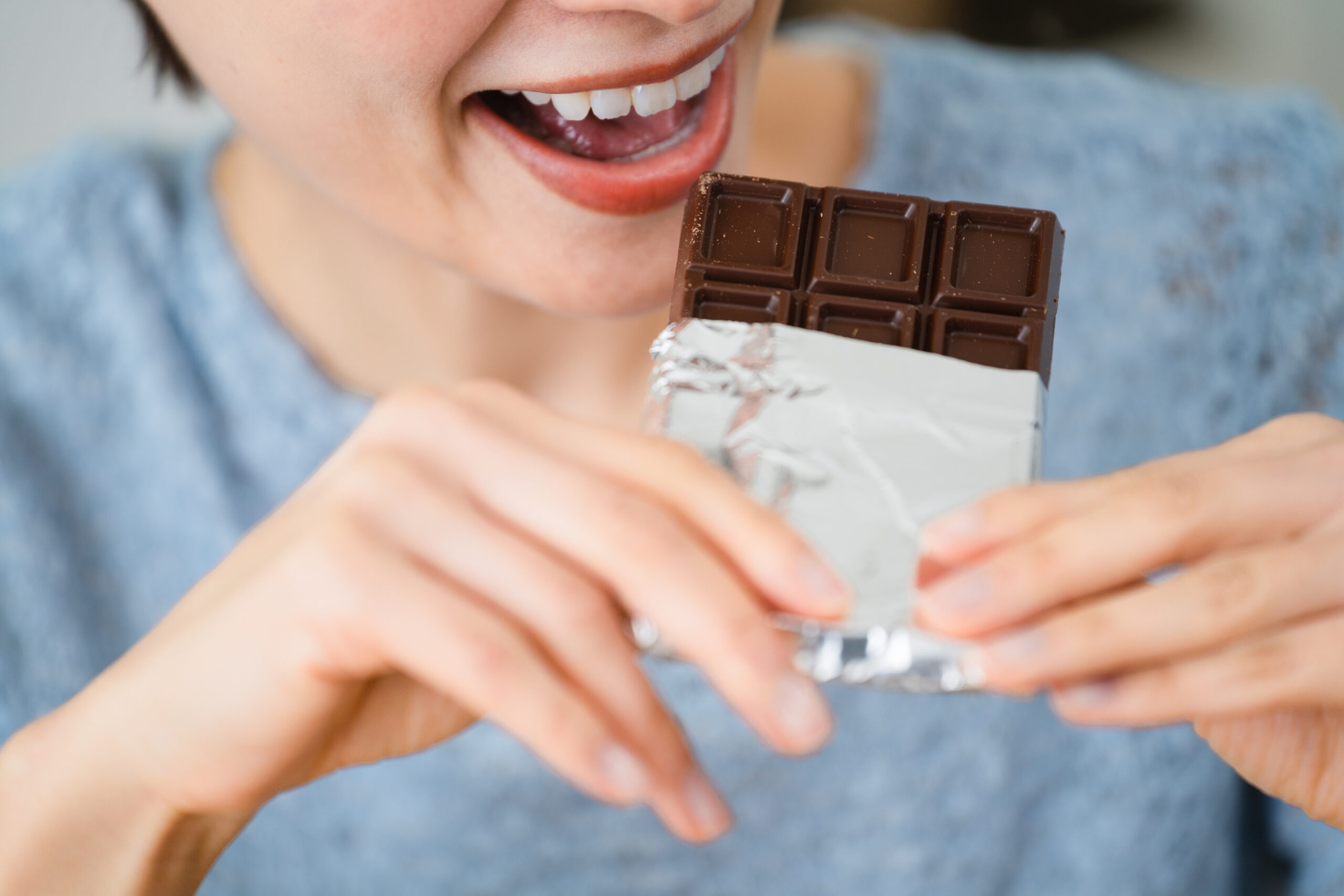 虫歯になりやすいチョコレートを食べる人